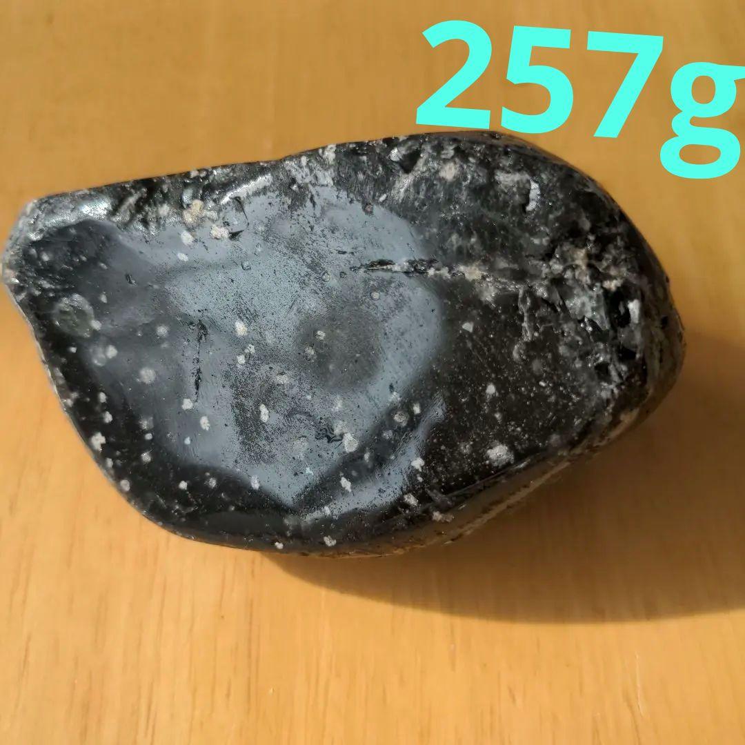 北海道遠軽産黒曜石❤️　パワーストーン魔よけ　天然の黒いガラス丁寧に研磨した作品